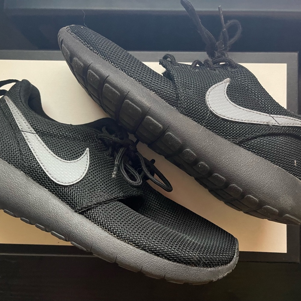 Nike roshe run kids size 3.5